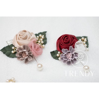 Hoa Cài Áo - Tag hoa hồng cuộn cài áo mix hoa lá gấm - Hoa vải handmade
