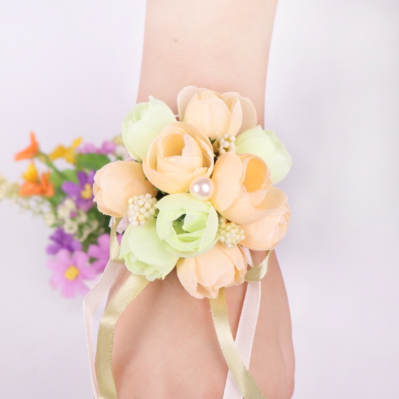 Hoa Giả Đeo Cổ Tay Cho Cô Dâu