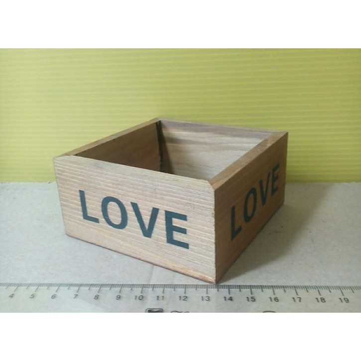 Chậu trồng cây: mẫu gỗ LOVE