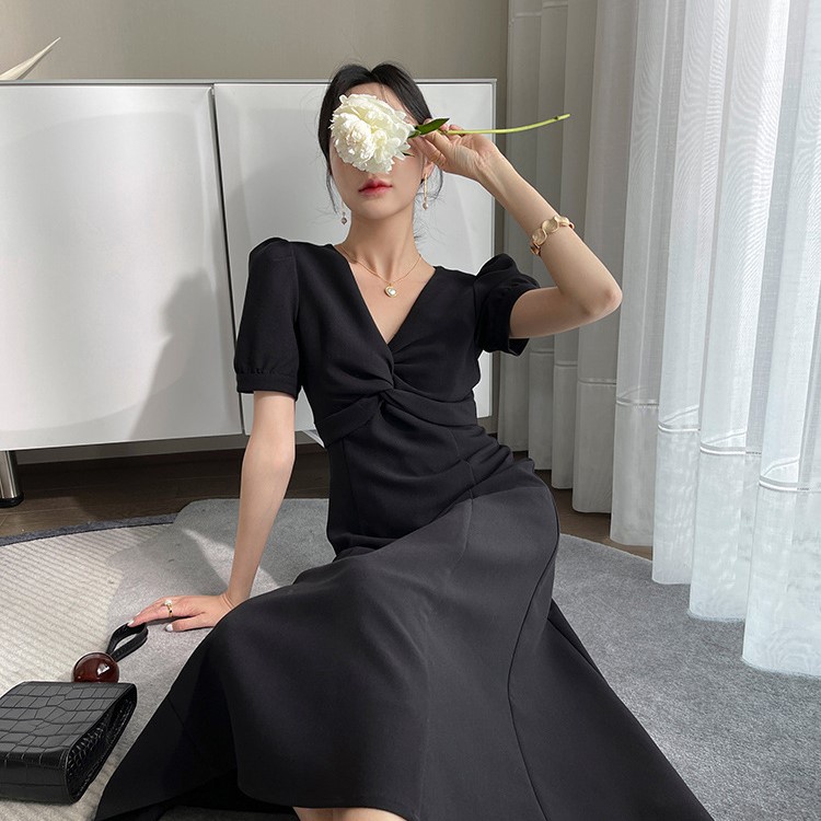 Đầm đen cách điệu xoắn ngực sang trọng phong cách hiện đại