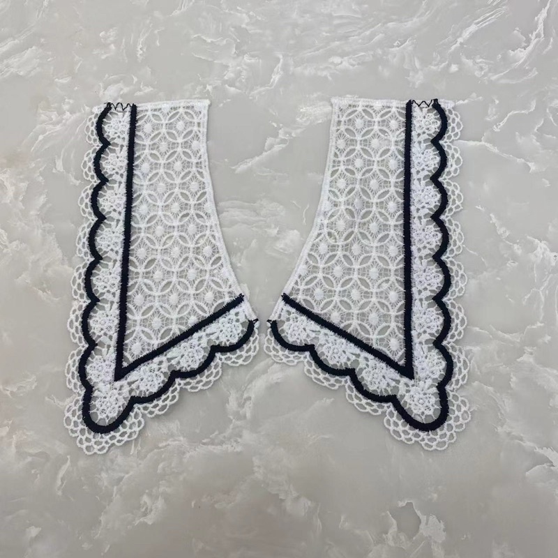 cổ lá sen thêu 2 màu xinh xắn