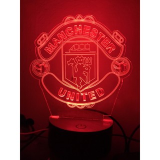 ĐÈN LED 3D MẪU CÂU LẠC BỘ MANCHESTER UNITED - 16 MÀU KÈM ĐIỀU KHIỂN TỪ XA - ĐẾ GỖ