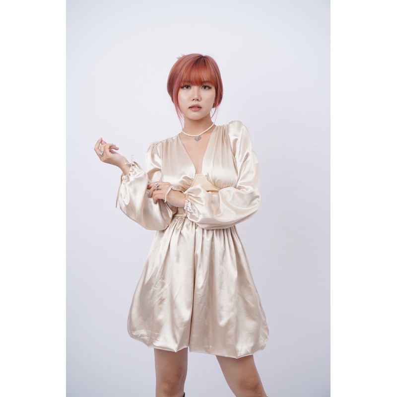 𝗝𝘂𝗹𝗶𝗲𝘁𝘁𝗲 𝗗𝗿𝗲𝘀𝘀 Váy đuôi bồng cổ V xẻ tinh tế sang chảnh