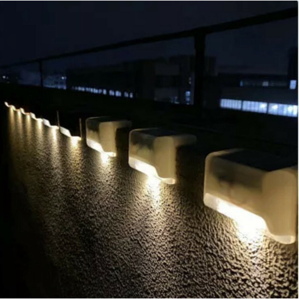 Bộ 4 bóng đèn LED năng lượng mặt trời trang trí cầu thang và hàng rào