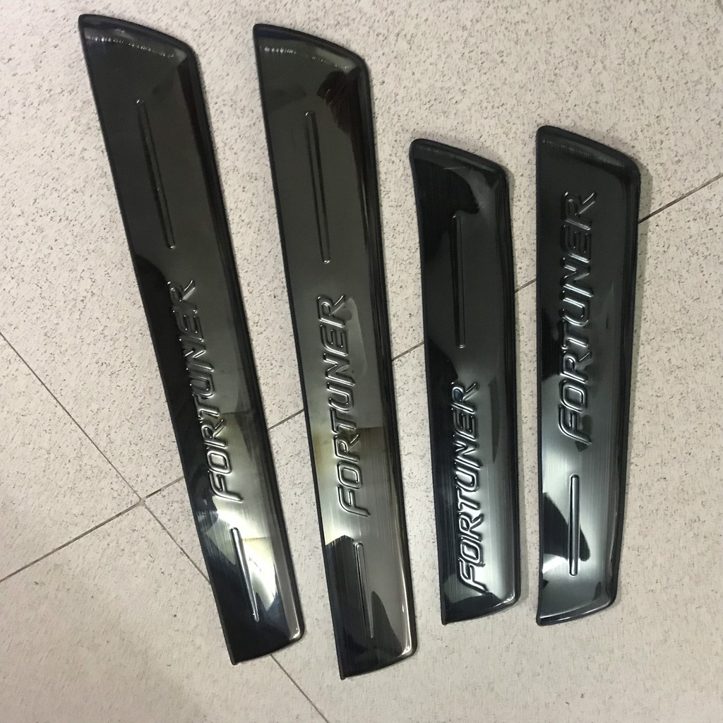 Nẹp bước chân, ốp bậc cửa xe Toyota Fortuner 2018 2019 2020 2021 Mẫu Titan