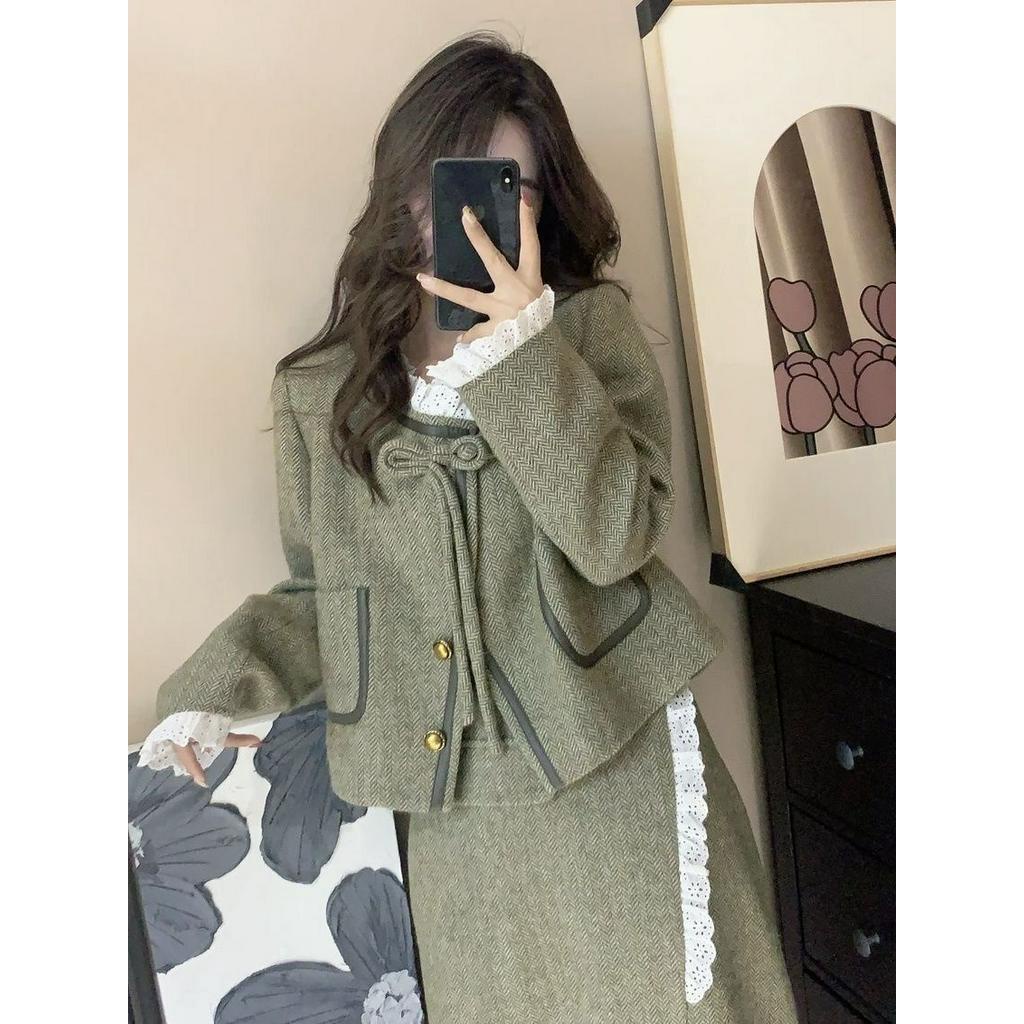 Set Dạ Màu Xanh Áo Khoác Dáng Lửng Cổ Bèo Cúc Nơ Và Chân Váy Dáng Dài Phối Ren Xinh Xắn