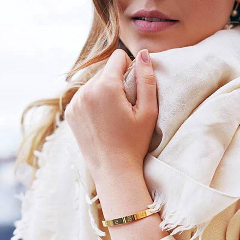 Vòng tay nữ mạ titan đính đá pha lê khắc họa tiết thiết kế đơn giản thời trang | BigBuy360 - bigbuy360.vn