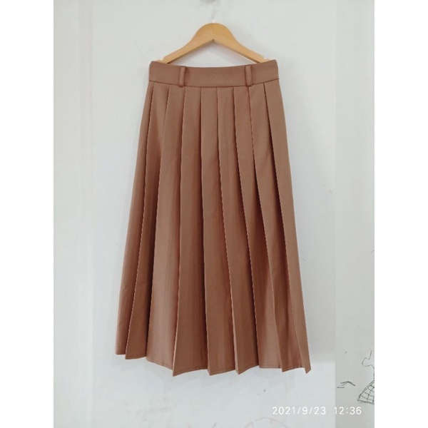 Chân váy xoè xếp ly midi dạo phố
