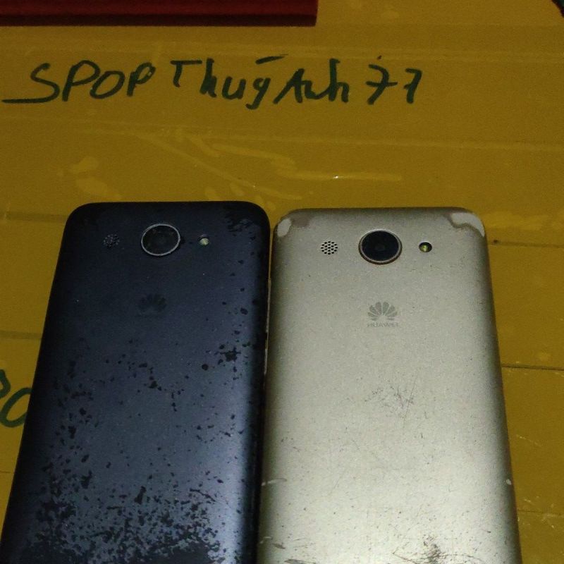 2 điện thoại Huawei cro