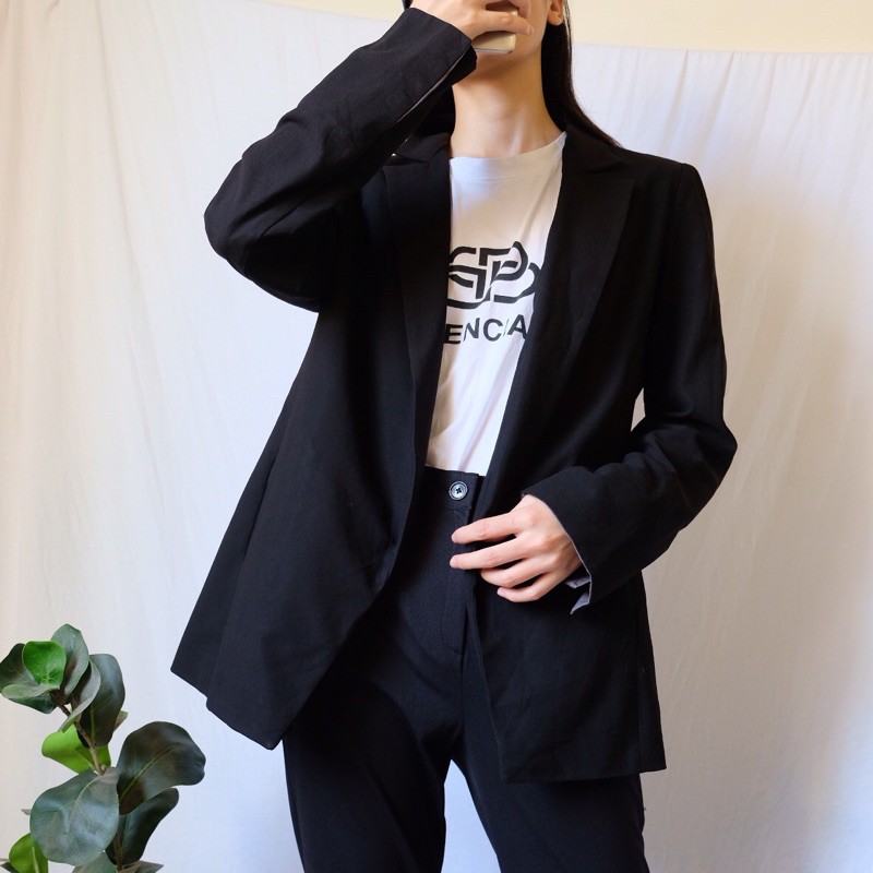 blazer đen có độn vai