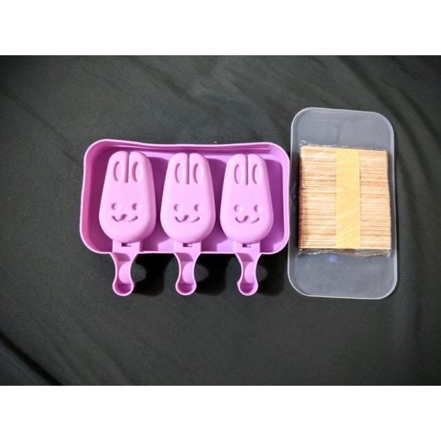 Khuôn làm kem silicon an toàn thân thiện môi trường 3 ngăn nhiều mẫu, có nắp mỏng, kèm 50 que gỗ (Sẵn số lượng sỉ lẻ)