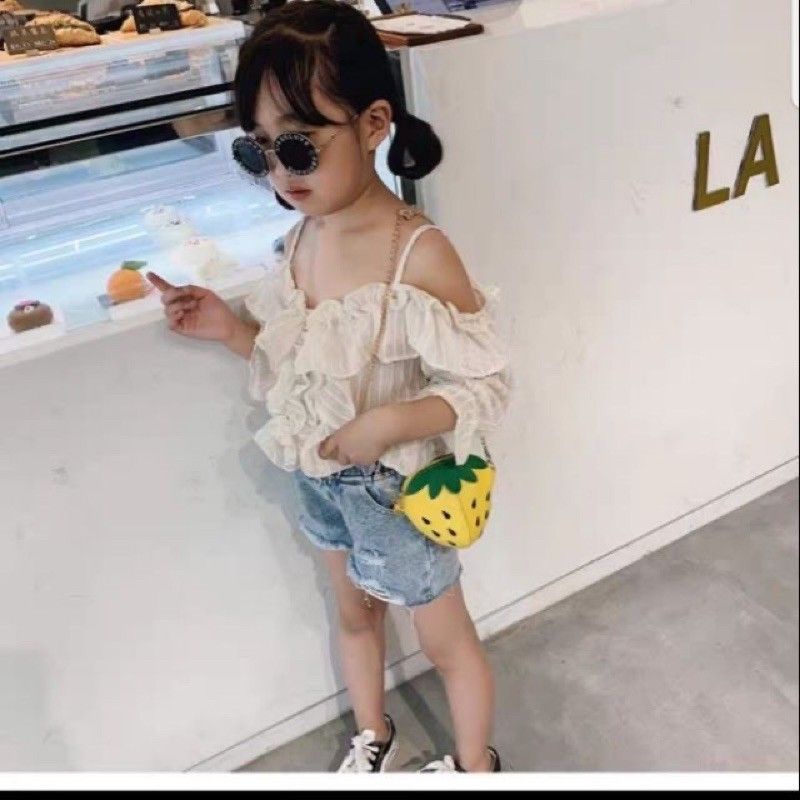 Túi đeo chéo da mềm trái dâu cho bé hồng nhạt, vàng