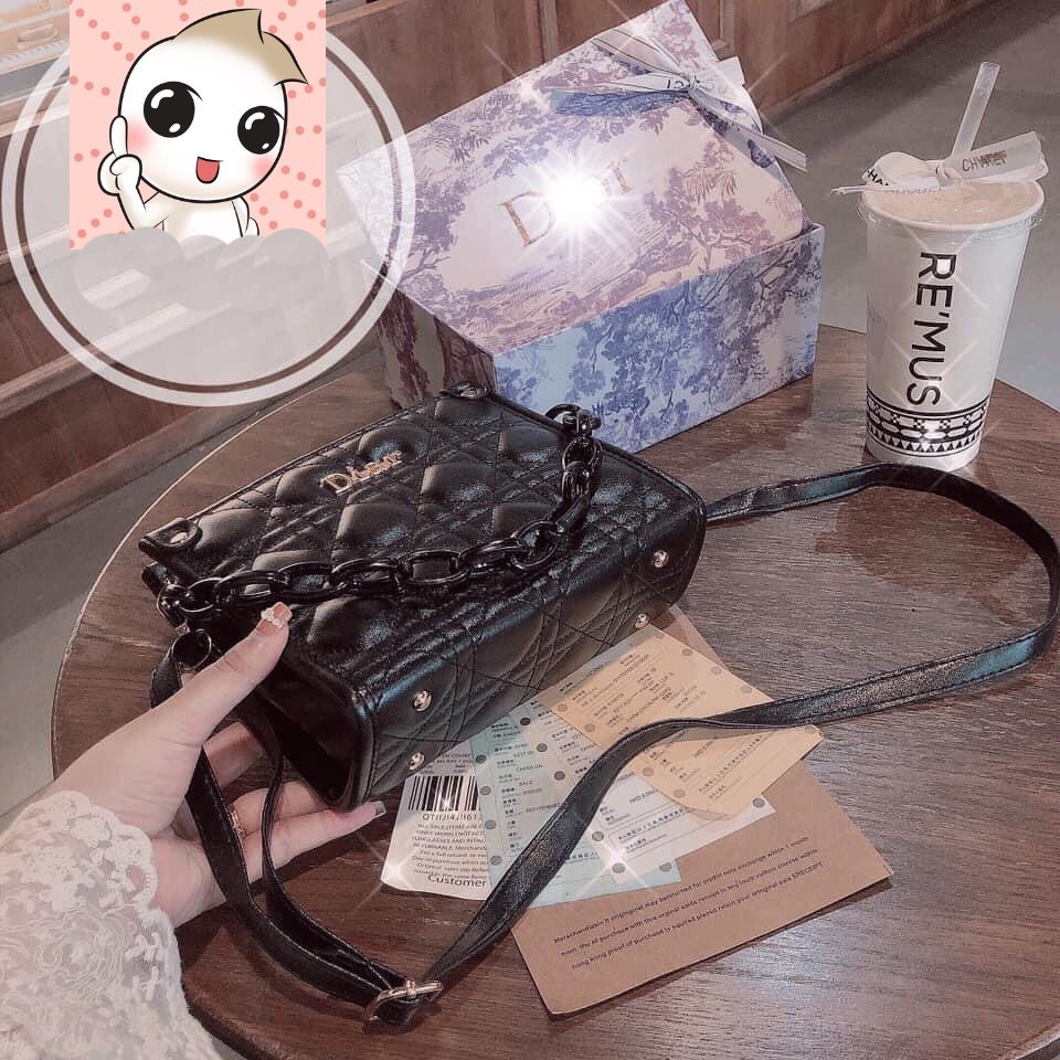 Túi đeo chéo Diar quai xích nhựa hottrend 2021