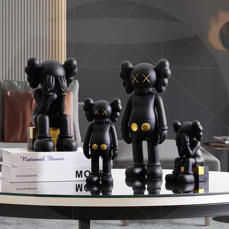 BỘ MÔ HÌNH KAWS REAL MÀU ĐEN CÓ 4 TƯ THẾ KHÁC NHAU KÍCH CỠ TỪ NHỎ ĐẾN LỚN 28CM