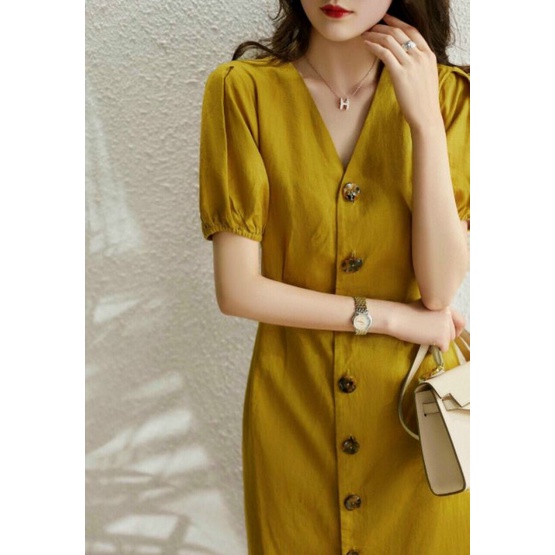 Đầm xòe cổ v màu vàng, tay phồng bo thun, cài nút trước, thân xếp li cách điệu Lh0917399527
