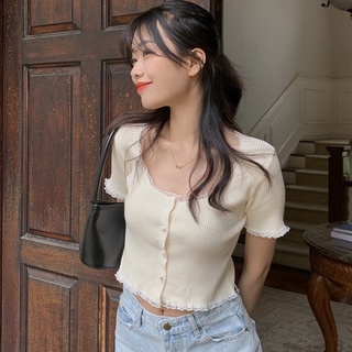 Áo croptop có cúc viền phối ren