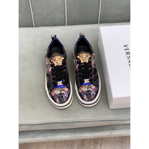 Giày sneaker nam đế thấp Versace thiết kế gắn và in hình nữ hoàng đế chống trượt