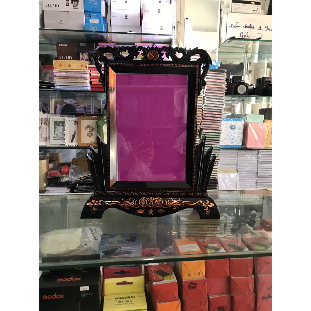 Khung hình thờ có  chân