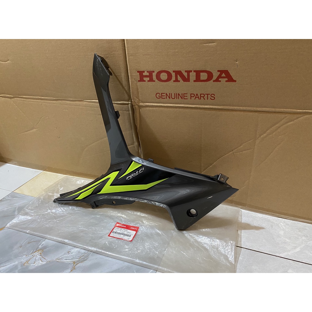 Bộ ốp trung tâm bên phải HONDA WAVE RSX110 năm 2018 màu Đen bạc. (64350K90V90ZA)