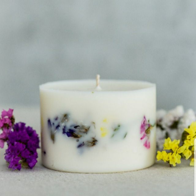 Nến thơm bằng sáp ong cùng hỗn hợp tinh dầu trị liệu: tinh dầu cam ngọt, tinh dầu lavender. Hoa salem khô.