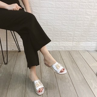 Giầy thể thao buộc dây