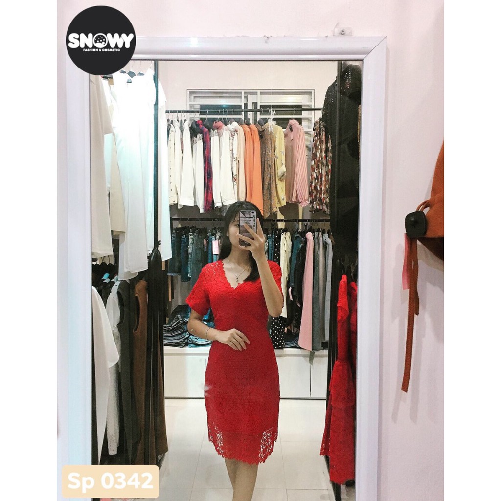 Váy ren cổ tim ôm body