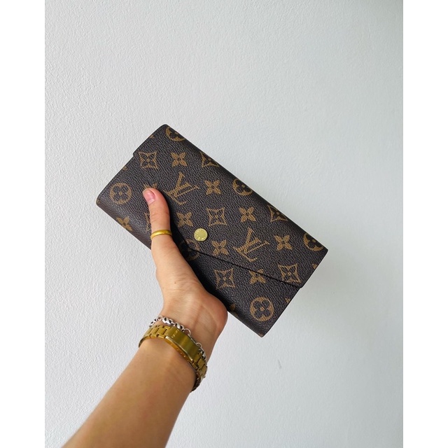 Ví cầm tay da thật, bên trong lót màu vàng, mọi chi tiết như ảnh và video shop chụp