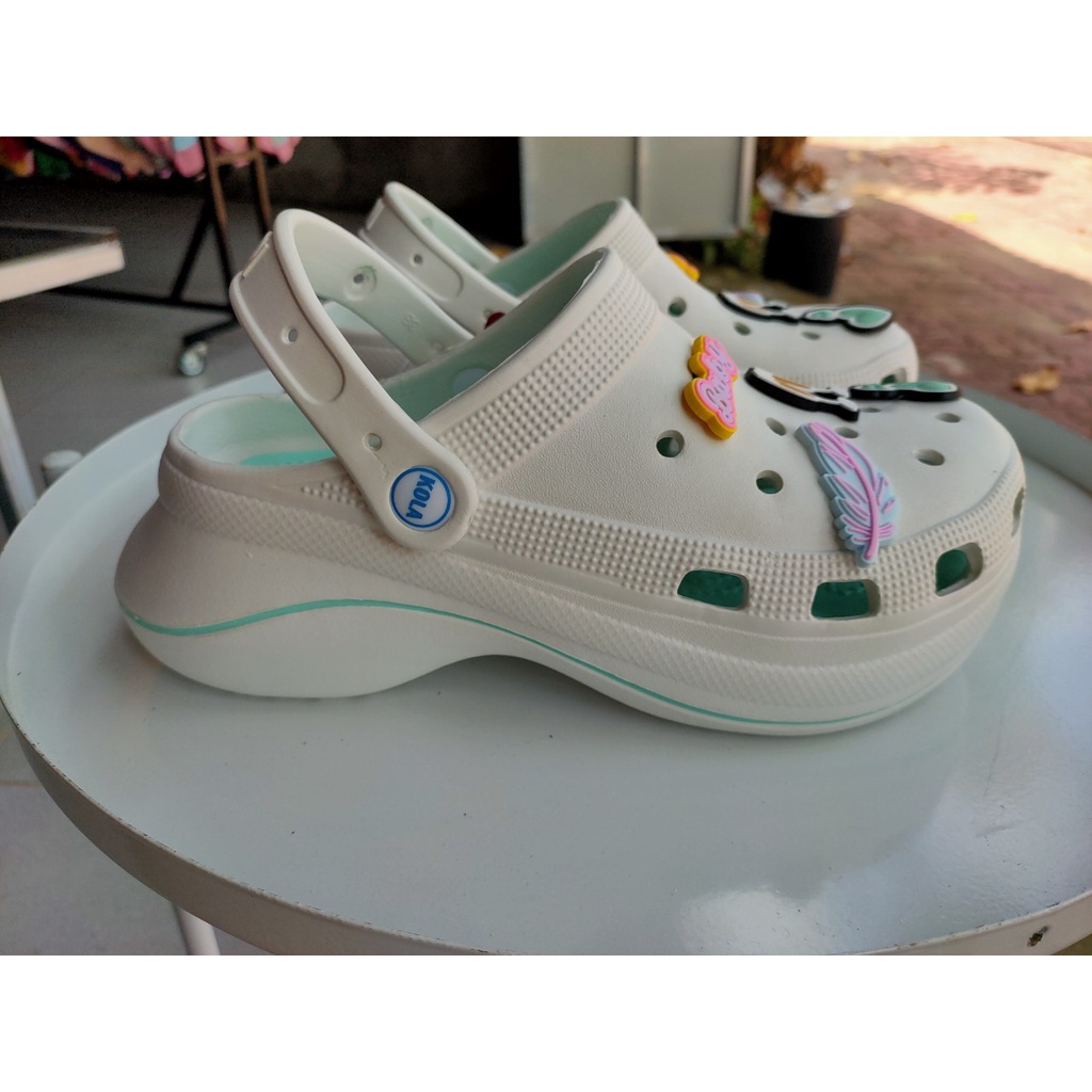 Dép Sục Nữ Crocs Đế Dày 7Cm Sticker Xinh Xắn Kola Hot 2024