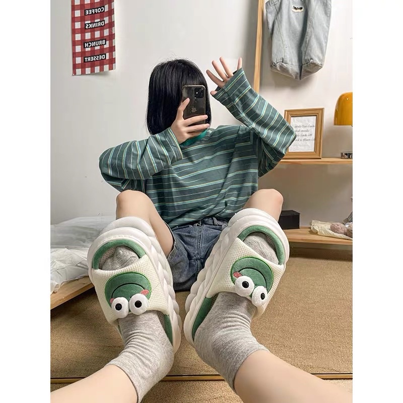 Dép lông ếch xanh .