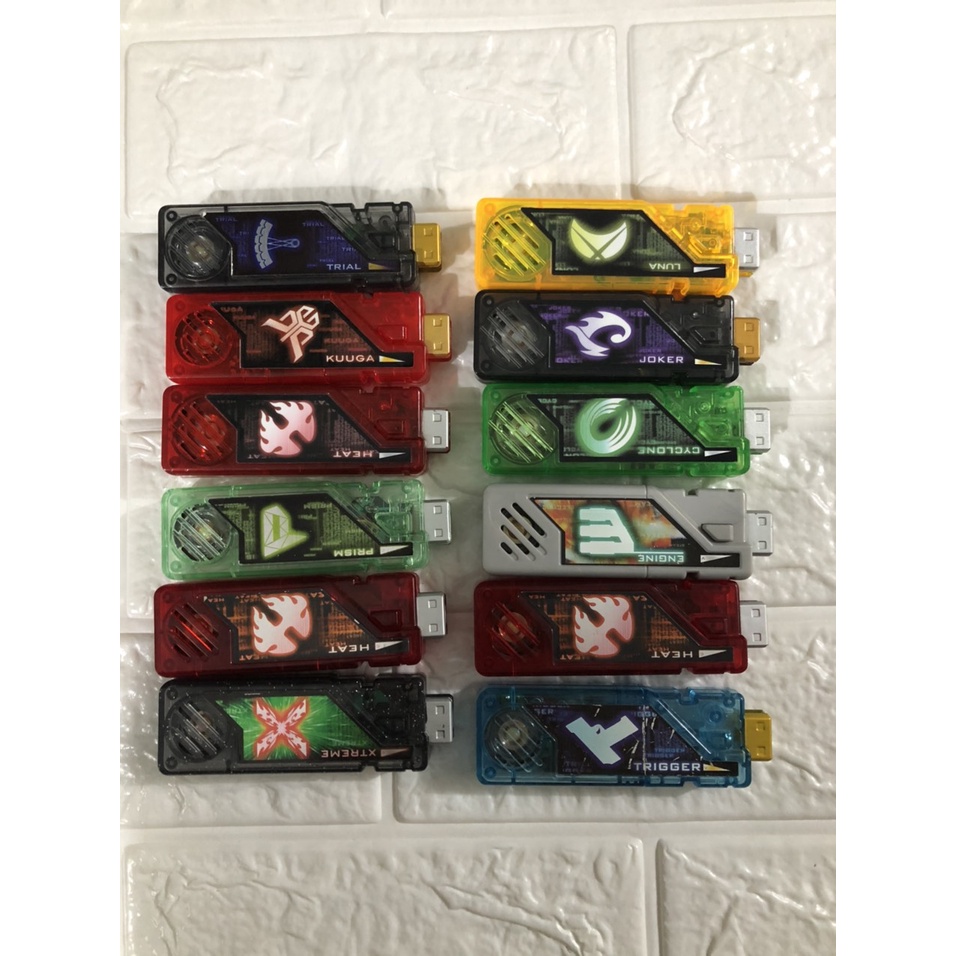 Đồ Chơi Siêu Nhân Kamen Rider W Gaia Memory