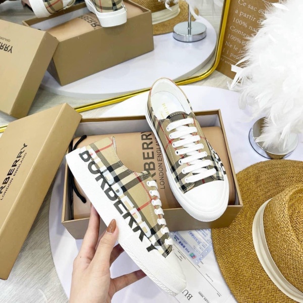 Giày thể thao sneaker Burberry cực xinh đế bằng fullbox êm chân