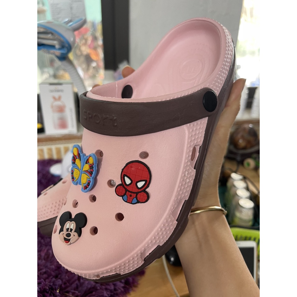 Dép Sục Cross Màu Hồng Phấn Đế Lượn Sóng Siêu Dễ Thương Tặng Kèm 6 Stick Ngộ Nghĩnh