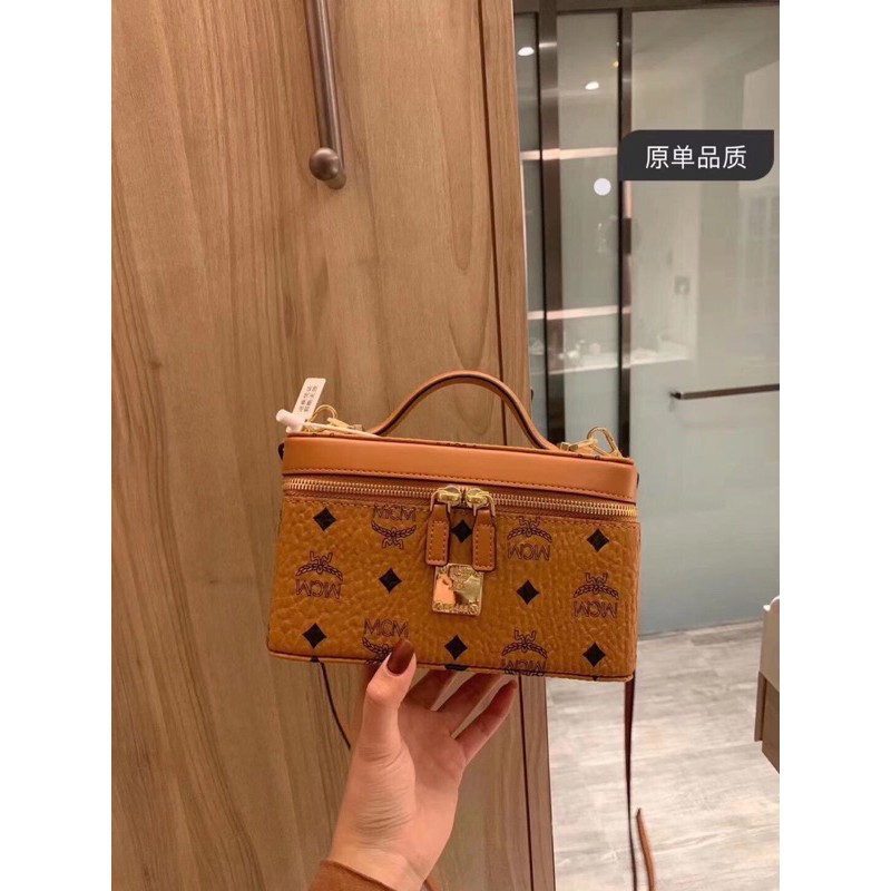 Túi xách tay dáng hộp khoá kéo hai bên da in hoạ tiết MCM có dây đeo chéo