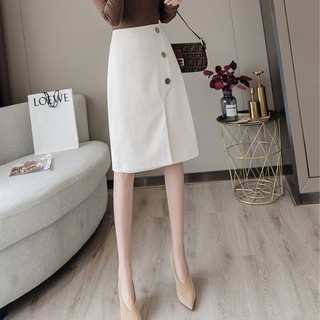 Chân váy bút chì phối nút sang trọng