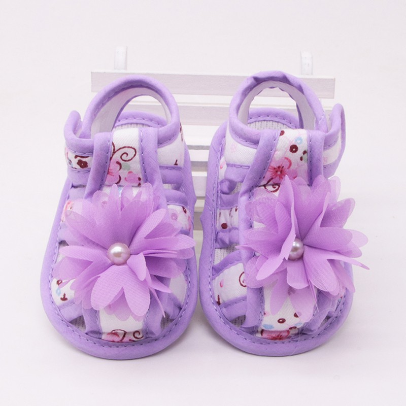 Giày sandals đính hoa và ngọc trai dễ thương cho bé