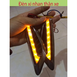 Đèn xin nhan thân xe báo hiệu cùng đèn xi nhan xe hơi màu vàng