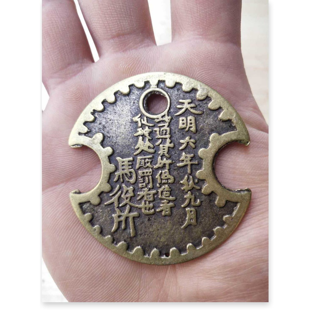 Đồ cổ đồng nguyên chất. một hoặc hai đồng tiền đồng. tay nghề tinh xảo. lớp gỉ cũ. nhà phố để xu