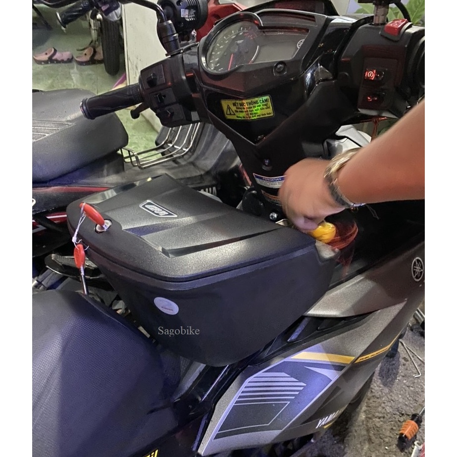 Thùng giữa Exciter 150, thùng Givi G12N kèm bát chuẩn theo xe Exciter 150, hàng Givi chính hãng, bảo hành 2 năm