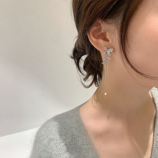 Khuyên tai cánh bướm lệch