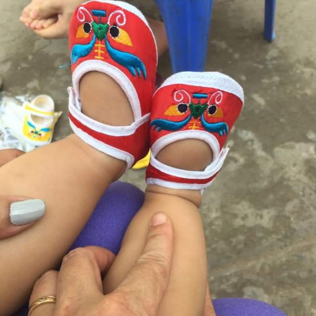 Giày cho bé tập đi