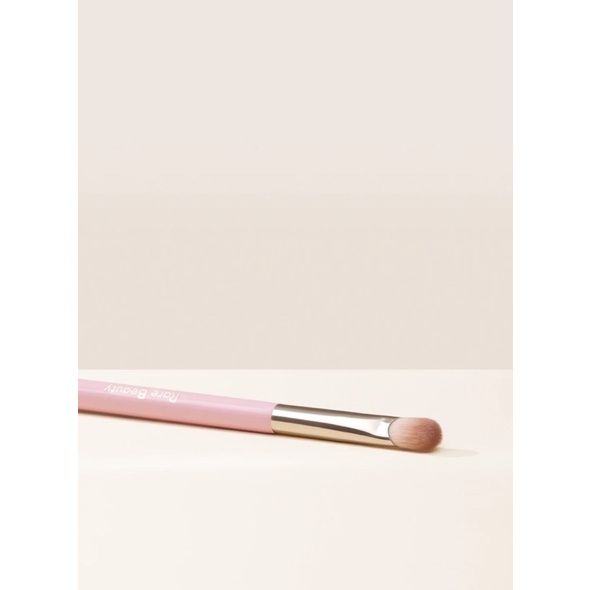 Rare Beauty by Selena Gomez - Stay Vulnerable All-Over Eyeshadow Brush