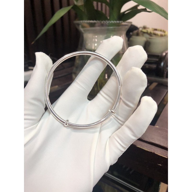 Vòng tay bạc ta khắc hoa văn cho mẹ