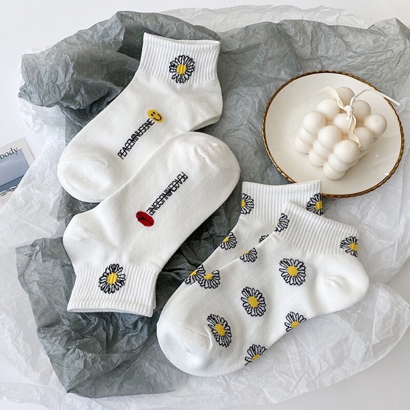 [Mã FAMARAL2 giảm 10K đơn 50K]Set 5 đôi tất hoa cúc trendy 2 màu đen trắng
