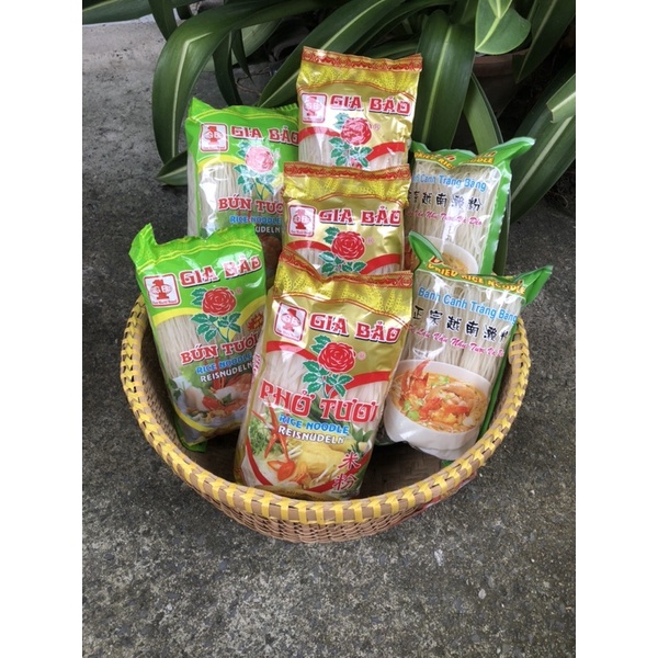 Bún khô , phở khô , bún gấc,bánh canh Trảng bàng, bánh tráng trắng cuốn thịt. ít