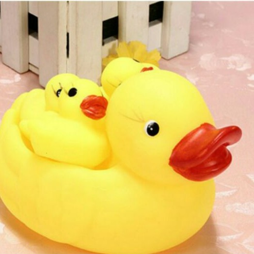 Đồ chơi Đàn vịt vàng kêu chip chip cho bé chơi khi tắm gồm 1 vịt mẹ và 3 chú vịt con