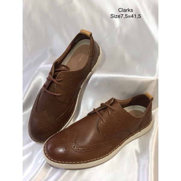Giày  Clarks chính hãng xách tay , Clarks là thương hiệu nổi tiếng được  thế giới công nhận bởi phong cách , chất  lượng