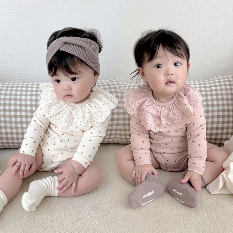 Bộ áo liền quần dài tay hoa nhí cổ bèo vải cotton thấm hút mồ hôi, chất siêu mềm mịn, xinh xắn, đáng yêu cho bé gái