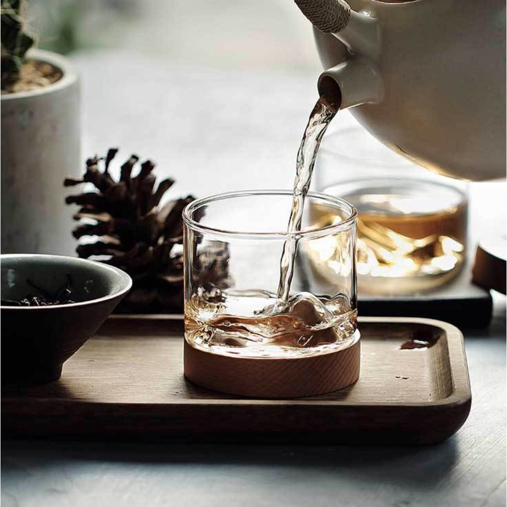 Ly núi cà phê, uống rượu ngoại bằng thủy tinh với đế gỗ thiết kế hình ngọn núi sáng tạo
