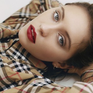 son Burberry Lip Velvet Crush lip stain Military Red