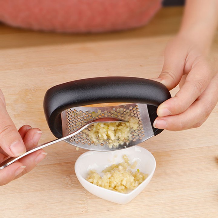 Dụng cụ dập nhuyễn nghiền hành tỏi Garlic Press màu đen chính hãng Đức